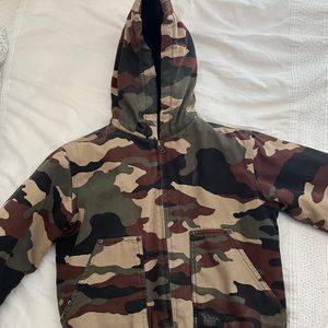 Boys camo very thick jacket size large, EUC